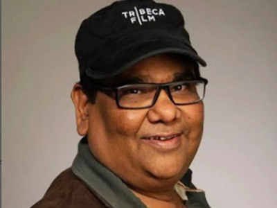 SonuSood's tweet photo. When I came to mumbai, Satish ji was the first director I met. He was so warm and humble. Gave few lessons of life that will always stay with me. RIP SIR. Will miss u always @satishkaushik2 💔 https://t.co/KgY0U7jqSs