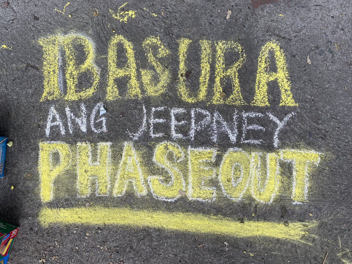 updkalasag's tweet photo. TINGNAN: Kasalukuyang ginaganap ang sa Vinzons Hall, UP Diliman ang Chalk Art Protest na pinangunahan ng Alay Sining bilang suporta sa #NoToJeepneyPhaseout.

Mga larawan ni H.P. https://t.co/EOe5s1uupE