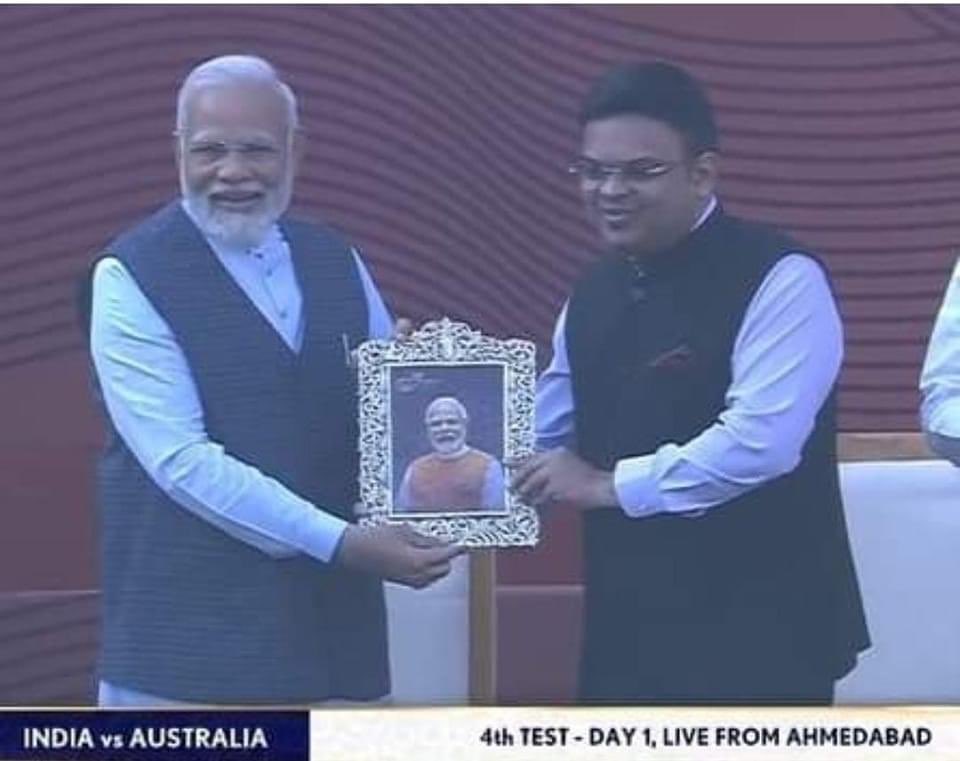 CPIMKerala's tweet photo. NEW INDIA 

Narendra Modi being presented with a portrait of Narendra Modi by Narendra Modi's trusted lieutenant Amit Shah's son at Narendra Modi Stadium in front of fans gathered in the stand named after Narendra Modi's crony friend and decorated with photos of Narendra Modi. https://t.co/b0KPzk7Wmf