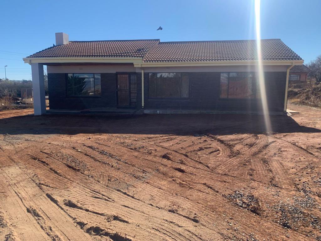 Scribolicious's tweet photo. Guys we leasing out a 3 bedroom house in Leribe right next to Hlotse High School for R7K kopa le mpatlele di tenant 😘 https://t.co/RKGw3WgBNS