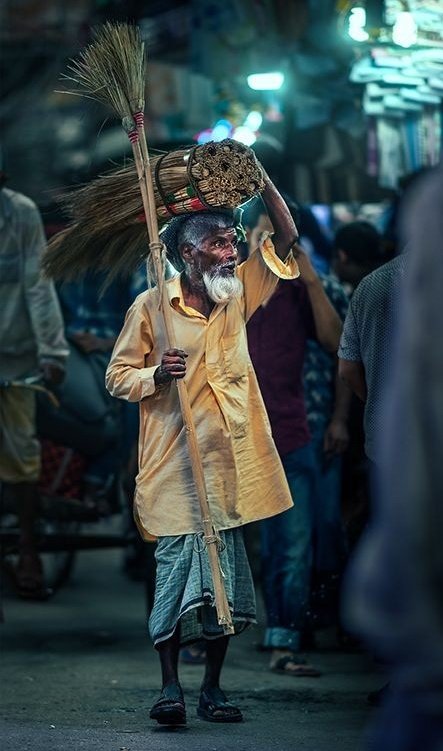 khamosh_kalam's tweet photo. दोस्तों ने मुझे "कंजूस" कहा
उन्होंने मुझे पैसे बचाते देखा है.......
.
.
.
.
मगर मैं अपनी हकीकत से वाकिफ हूं
मैंने अपने "बाप" को कमाते देखा है......!!! https://t.co/wqulE5Qe29