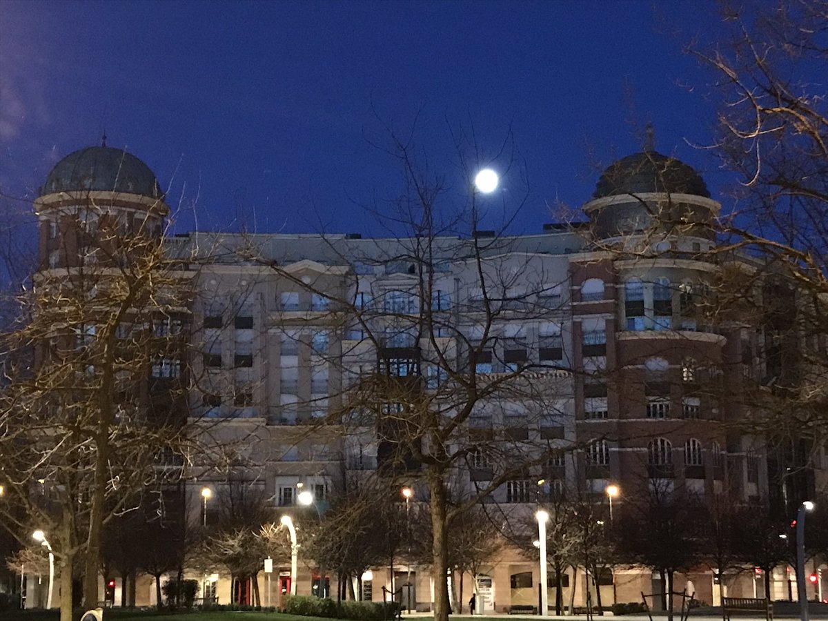 inigoladronm's tweet photo. A punto de #amanecer en la #PlazaEuskadi de #Bilbao! 😍#euskalduna #abandoibarra #abando @bilbao_udala @bilbaoturismo #luna #lunallena #amaneciendo #bilbo #elbotxo #botxo #botxito #vizcaya #bizkaia #paisvasco #euskadi #basquecountry #paysbasque https://t.co/egnX0GBIeL