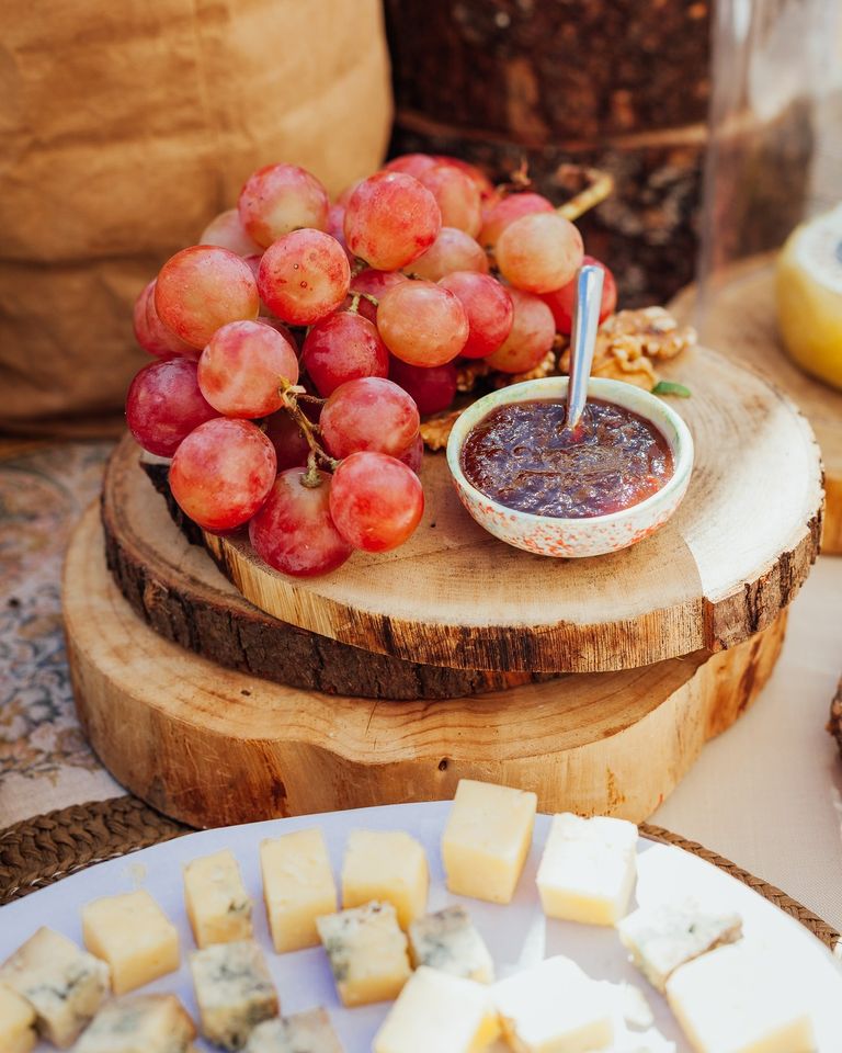 Nos encanta cuidar los detalles, y por eso nuestras mesas de quesos, diseñadas y montadas por nuestro equipo con quesos y productos de primera calidad, son un must en todo aperitivo que se precie. 🙃☝
Foto de <a href="/jfkimagensocial/">JFK Imagen Social</a> de la boda de Nuria y Diego.