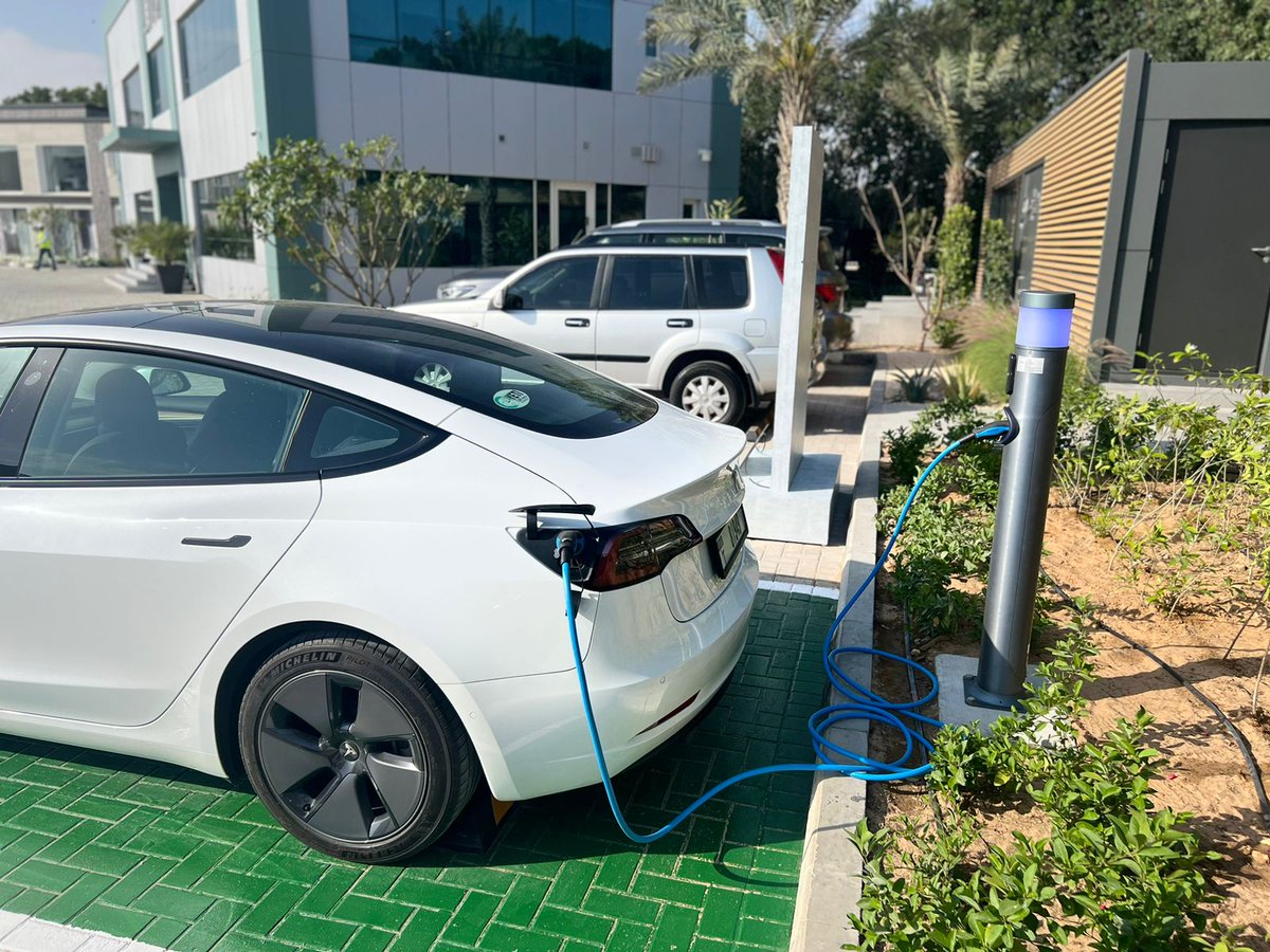 The first LUMiCHARGER in Dubai has just been put into operation today! Along with solar pavement it brings truly zero carbon mobility. Joint project with ALEC and LINQ Modular.