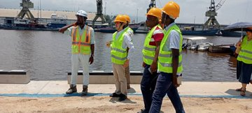 Ikiriho's tweet photo. Autre opportunité, selon #GPSB-#Burundi, serait la la création de petits ports de loisirs au bord du lac #Tanganyika et la création d'une zone franche pour l'importation des véhicules d'origine nipponne. Le Directeur commercial a fait visiter le port à la délégation #japon-aise https://t.co/VEkAU2f3WT