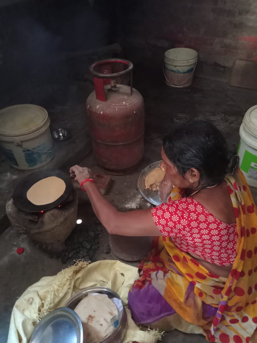 yadavakhilesh's tweet image. इस होली पर भाजपा के महँगे सिलेंडर ने गुझिया की मिठास छीन ली। जनता कह रही है कि भाजपा को हम नया नारा दे रहे हैं: 

अबकी बार, छीनी मिठास!