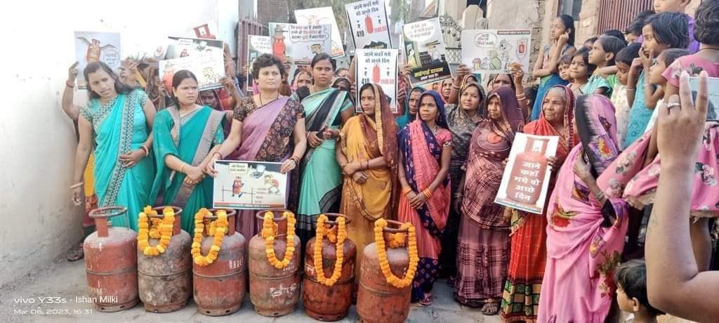 yadavakhilesh's tweet image. इस होली पर भाजपा के महँगे सिलेंडर ने गुझिया की मिठास छीन ली। जनता कह रही है कि भाजपा को हम नया नारा दे रहे हैं: 

अबकी बार, छीनी मिठास!