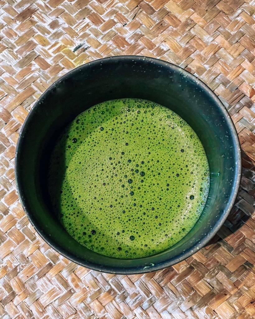 MatchaTriboo's tweet photo. La espuma perfecta... ¿te sale igual? 🫣🍵

El tip más importante 💡es batir enérgicamente en forma de zig zag durante unos 30 seg. ¡En círculo solo para recoger la espuma!  Y hacerlo con el batidor de bambú "chasen" 

🙌🏻Esperamos que esto os haya ayudado #triboo 

#TribooMatch… https://t.co/VKIINtm81Z