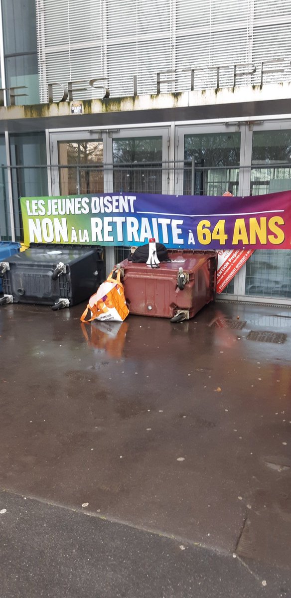 Abl_TieOnFreak's tweet photo. Blocage en cours du campus Lettres de l'Université de #Rouen
Les jeunes se mobilisent contre la #ReformeDesRetraites et la #précarité des #étudiants
La #LFI soutient ce mouvement et salue l'engagement des jeunes! ✊
#BlocusChallenge https://t.co/68s5XPOGKJ