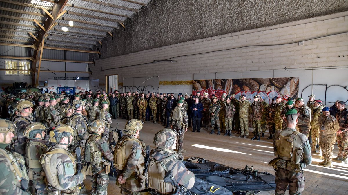 Engagement de la #6BLB sur l’exercice #ORION23 5️⃣/5 : Distinguished visitors day
Lors de la visite du <a href="/CEMA_FR/">Chef d'état-major des armées</a> et de ses invités des pays alliés, le poste de commandement a pu présenter l’intégralité de la manœuvre terrestre déroulée lors de cette phase d’entrée en 1er amphibie.
