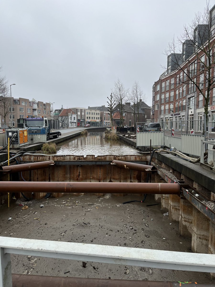 RoelKlei's tweet photo. Wethouders Quaars graaft / viert het diepste punt van de #NieuweMark! https://t.co/j3560ESeqY