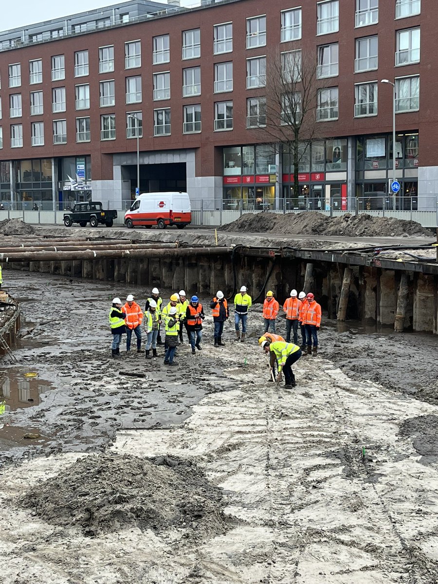 RoelKlei's tweet photo. Wethouders Quaars graaft / viert het diepste punt van de #NieuweMark! https://t.co/j3560ESeqY