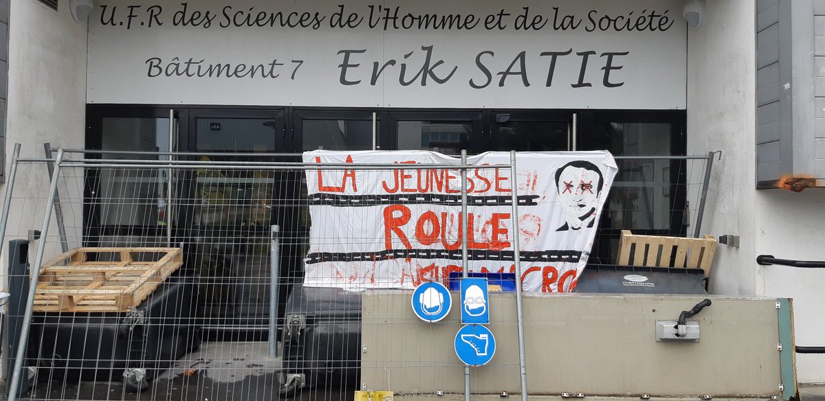 Blocage en cours du campus Lettres de l'Université de #Rouen
Les jeunes se mobilisent contre la #ReformeDesRetraites et la #précarité des #étudiants
La #LFI soutient ce mouvement et salue l'engagement des jeunes! ✊
#BlocusChallenge