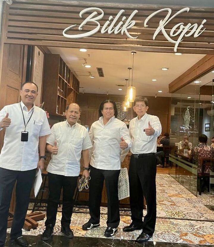 Namanya juga seangkatan kan, satu Geng lagi…
Kemana2 pasti bareng terus…

Apalagi kata si Pablo, Wahono ini hampir selalu ada di acara Rat..
Bahas apa kira2?

Yok bersih2 yok…