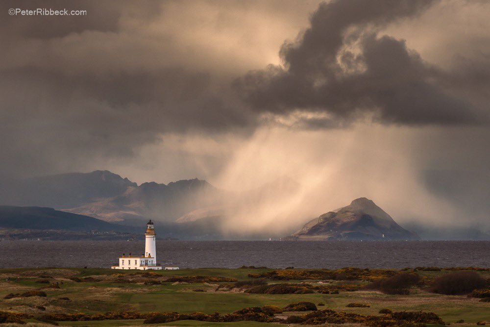 Snow showers mixing in with the bright sunshine over Holy isle and Arran made for one of the most dramatic scenes I have had the fortune to witness.#Turnberry #Isleofarran #holyisle #Ayrshire #Southayrshire #visitscotland @visitscotland @BBCScotWeather