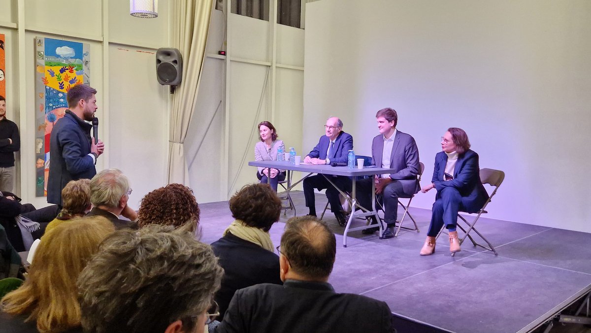 lesjem78's tweet photo. 🗣 Salle comble hier pour débattre de la réforme des retraites avec @ericwoerth, @charlesrodwell_, @AnneBergantz et @BeatricePiron ! 💬

🤝🏻 Une #majoritéprésidentielle unie pour répondre à toutes vos questions et ne pas laisser le champs libre aux fake news ! https://t.co/pD9Oqg3HpU