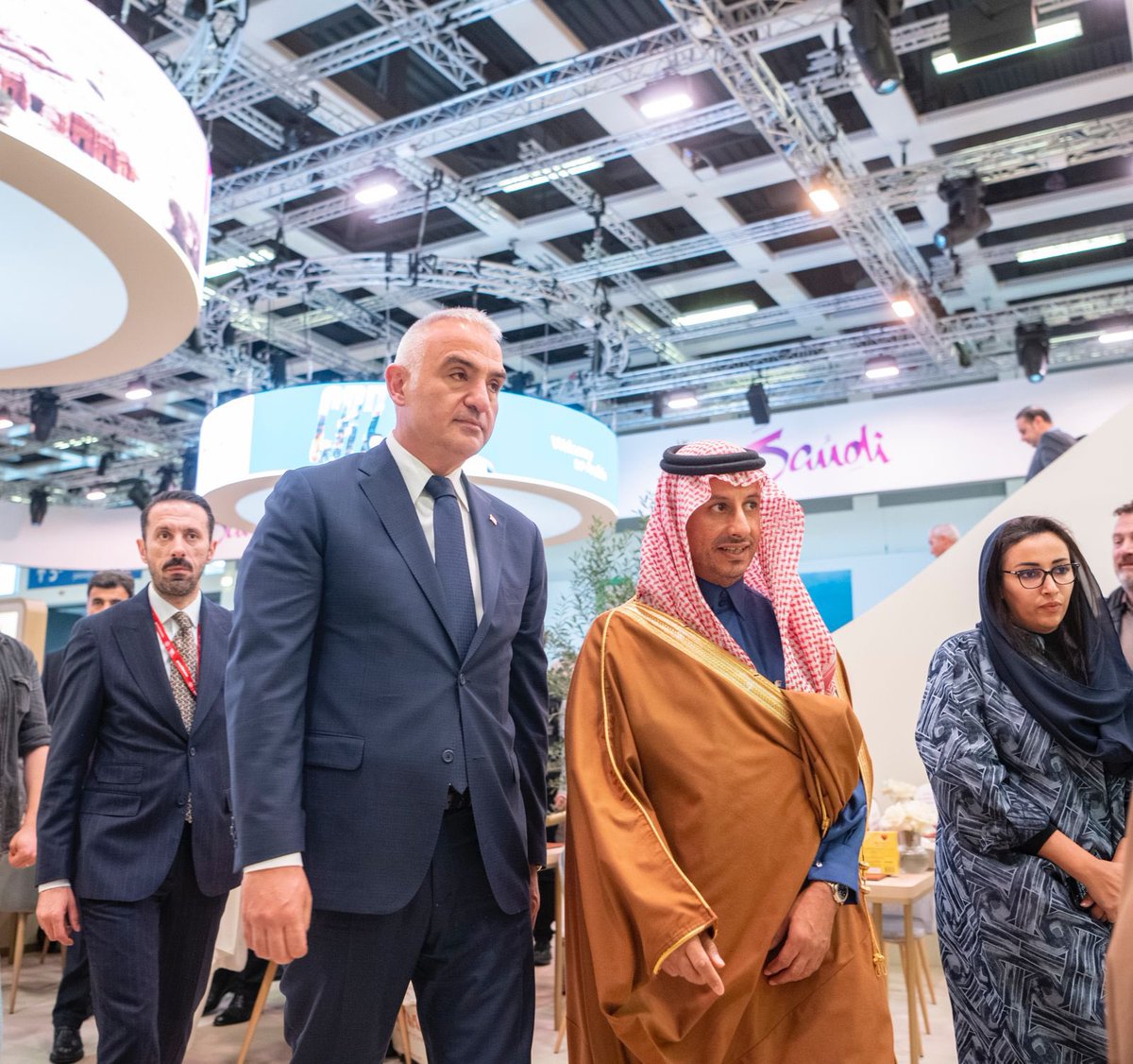 Great to see Minister @MehmetNuriErsoy of Turkey and @Saudi_Airlines CEO, H.E. Eng. Ibrahim Alomar discussing best practices to enhance visitor journey &amp; ease of doing business in #tourism sector.
Collaboration is key! 
#ITBBerlin #SaudiArabia #Turkey #Travel #Hospitality 