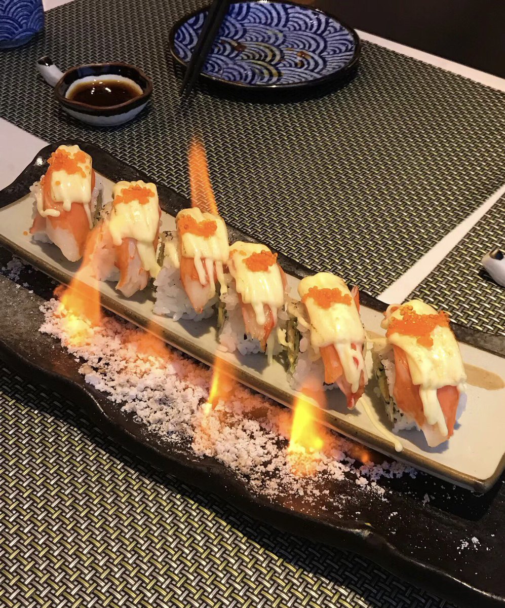 kelecoke6's tweet photo. Flame cheese crab fillet sushi is highly recommended. https://t.co/B1PdkS8mTC
