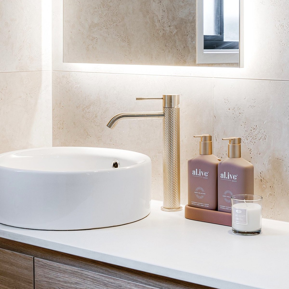 Hemoontapware01's tweet photo. Featuring our signature diamond knurling, this high-end mixer is both distinctive and elegant. And its brushed gold finish? Simply gorgeous. Unlike ordinary gold, this shade is the epitome of modern sophistication, exclusively available from Hemoon Tapware. https://t.co/Vd0QLd62g4