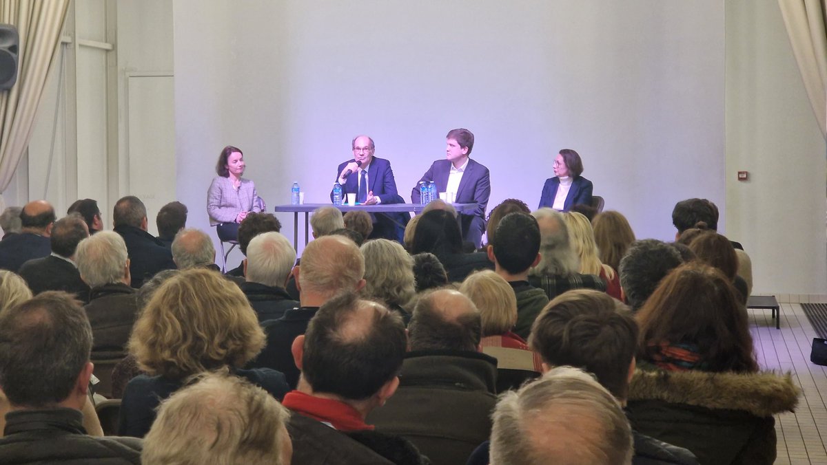lesjem78's tweet photo. 🗣 Salle comble hier pour débattre de la réforme des retraites avec @ericwoerth, @charlesrodwell_, @AnneBergantz et @BeatricePiron ! 💬

🤝🏻 Une #majoritéprésidentielle unie pour répondre à toutes vos questions et ne pas laisser le champs libre aux fake news ! https://t.co/pD9Oqg3HpU