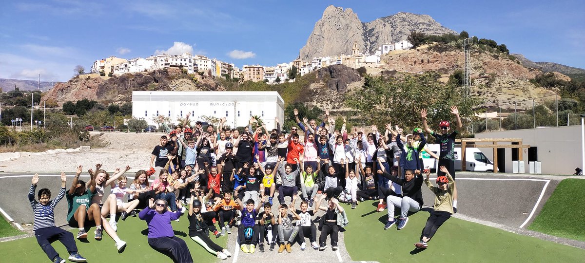 Fomentamos la #movilidad sostenible con escolares del CEIP Balcó #Finestrat y el itinerario desde la pista pumptruck <a href="/AytoFinestrat/">Ayto Finestrat</a> hasta Puig Campana Golf Alfarella. Es el programa Aula Ciclista de <a href="/GVAeducacio/">GVA Educació</a> <a href="/FVCiclismo/">FVCiclismo</a> #ciclismo #bicicleta opda.es/2nmcih