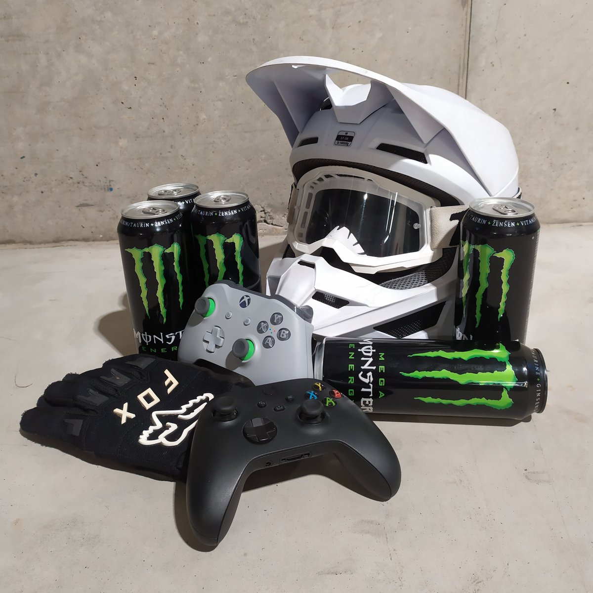 Xboxwebcz's tweet photo. Recenze na Monster Energy Supercross 6 je v procesu. Je super, když máme v týmu člověka, který tomu dá plnou přípravu🛵. Tak co myslíte, kolik hra dostane?
#monsterenergysupercross6  #xboxczsk #SUPERCROSSTHEGAME @MilestoneItaly 
#SUPERCROSS6 @monsterenergy @playmancomgad https://t.co/acPuGUIyAL
