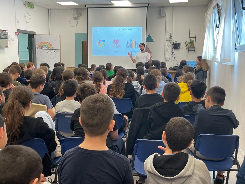 אני מחפש 10 אנשים שאכפת להם מניצולי השואה, 
שרוצים לקחת חלק בקמפיין ארוחות חמות לניצולי שואה (ב16-18.4)

בתמונה: אושר חודוס המלך מכניס את הדור הצעיר לעניינים. 

מי רוצה להצטרף אלי?
תבורכו.