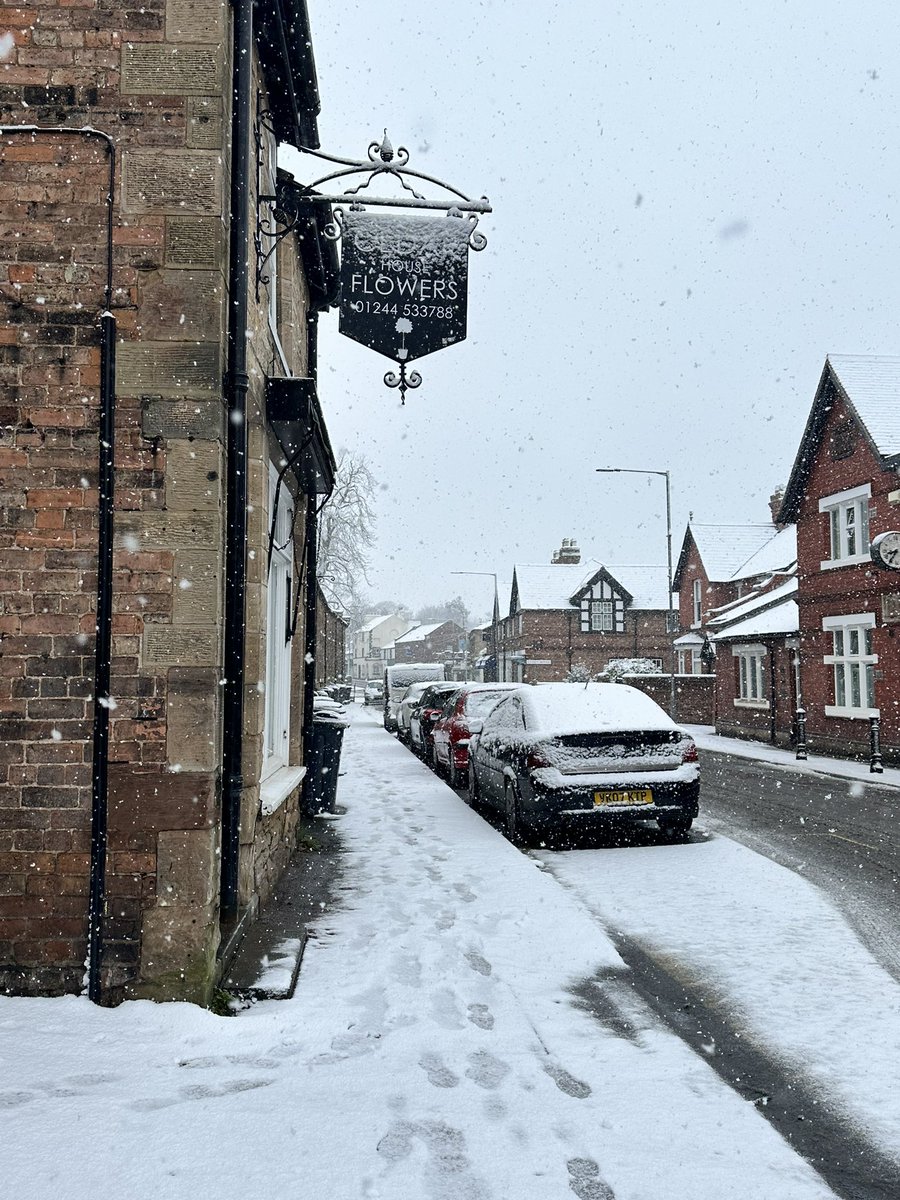 The snows coming down thick and fast! Glad i caught the earlier buses ❄️☃️