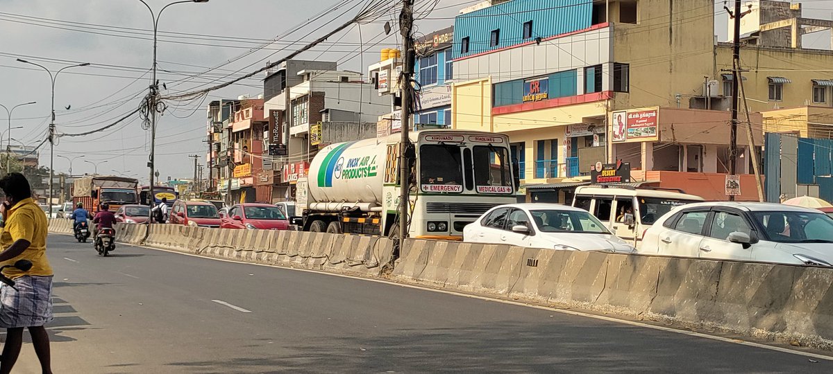 jvidyasagar's tweet image. Day 5 - #PallikaranaiTraffic @mkstalin

Vehicle flow is less today.  Thanks to Mr. Keerthivel &amp;amp; Mr. Suresh Kumar from @COPTBM for managing the traffic &amp;amp; senseless 2w riders. When you cross by say thanks to them.

Permanent Solution - Road widening. Highways dept has to act.