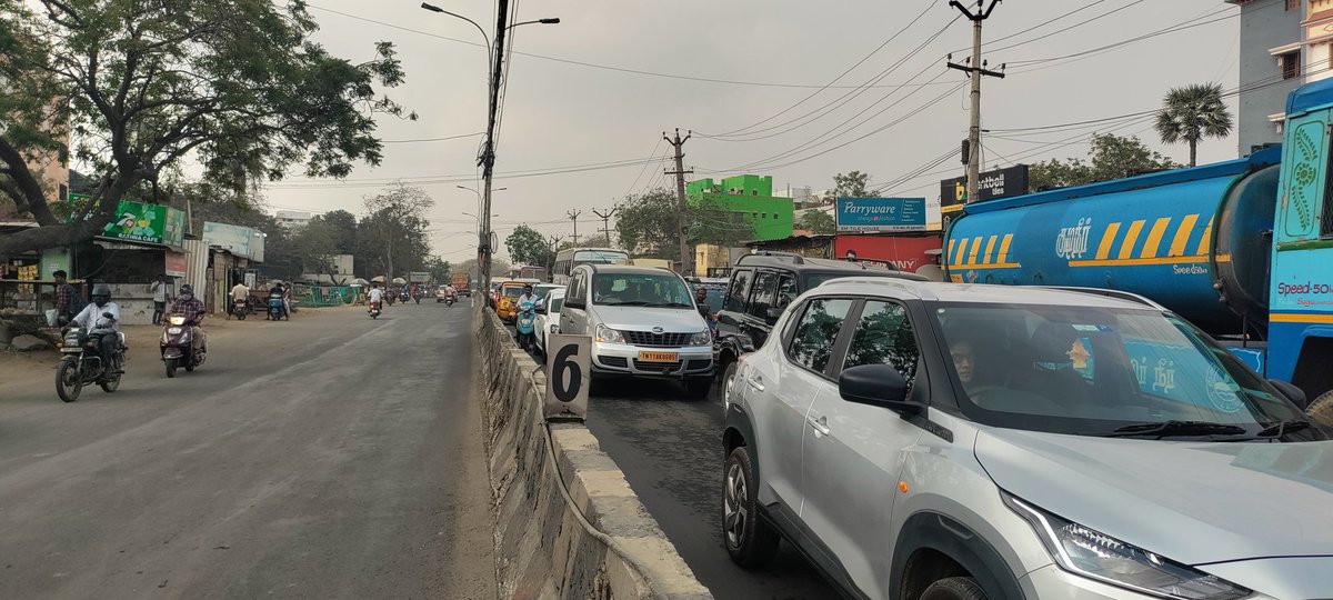 jvidyasagar's tweet image. Day 5 - #PallikaranaiTraffic @mkstalin

Vehicle flow is less today.  Thanks to Mr. Keerthivel &amp;amp; Mr. Suresh Kumar from @COPTBM for managing the traffic &amp;amp; senseless 2w riders. When you cross by say thanks to them.

Permanent Solution - Road widening. Highways dept has to act.