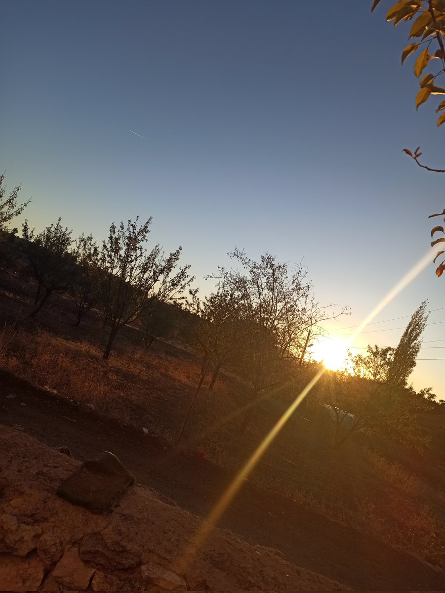 MehmetYc4's tweet photo. Her şiir ayrı bir gün batımı ; her gün batımı ayrı bir şiir ... https://t.co/oNvPU1A3qS