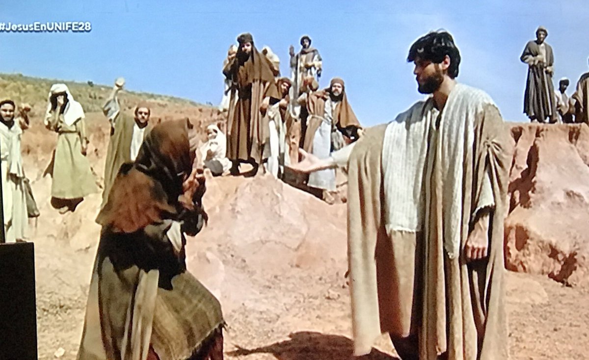 AnaGSanchez1110's tweet photo. Esta escena para mí es de las más hermosas: todos se alejaban de este hombre, pero Jesús le extendió la mano, como a cualquiera que Lo busca ❤️ Y esa sonrisa, la alegría de este hombre al ver su brazo sin lepra me da mil años de vida.
#JesusEnUNIFE28 https://t.co/NLnTKmhQHA