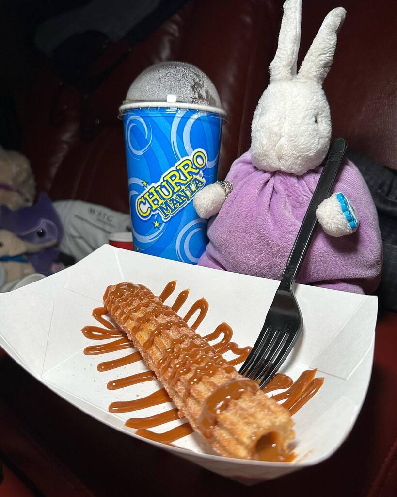 bunmking's tweet photo. churros on my birfday thanks to my dood @reilly_tyne and my jennyhed!!!!!!!! https://t.co/nTlXZHWfkF https://t.co/JpZHdvWySC