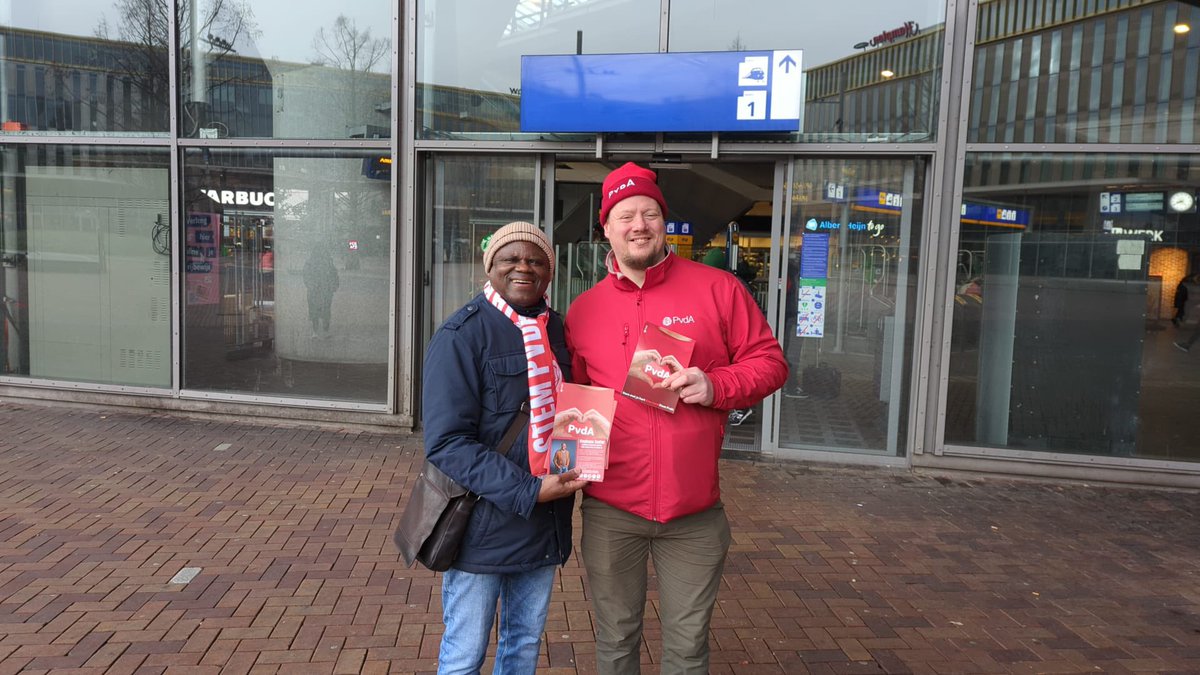 Flyeren bij station Bijlmer ArenA voor de verkiezingen van 15 maart | 8 maart ‘23 <a href="/PvdA020Zuidoost/">PvdA Amsterdam ZO</a> <a href="/PvdAnh/">PvdA Noord-Holland</a> Stem op mij, <a href="/StephanoStoffel/">Stephano A. Stoffel</a> lijst 2 nummer 6.