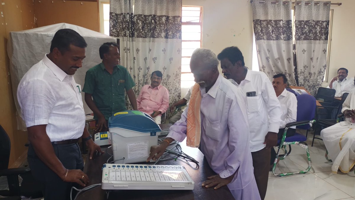 SRINIVASPUR2's tweet photo. ಮಾನ್ಯ ಕಾರ್ಯನಿರ್ವಾಹಕ ಅಧಿಕಾರಿಗಳ ಅಧ್ಯಕ್ಷತೆಯಲ್ಲಿ ಅಧ್ಯಕ್ಷರು,ಉಪಾಧ್ಯಕ್ಷರಿಗೆ EVM ಬಳಕೆ ವಿಧಾನ ತಿಳಿಸಲಾಯಿತು. https://t.co/Kbpnd9wYJQ