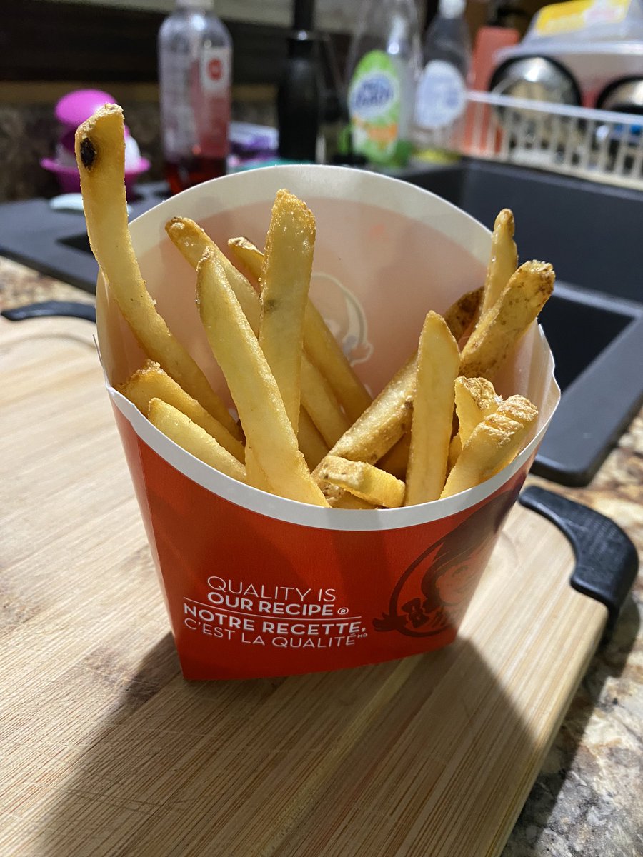 BrianMat88's tweet photo. @WendysCanada gonna go pick up chicken burger combo on the way home from work. The “new, new” fries were well, limp and half empty? Awesome stuff Wendy’s 🤦‍♂️ https://t.co/tGOhFFywPq
