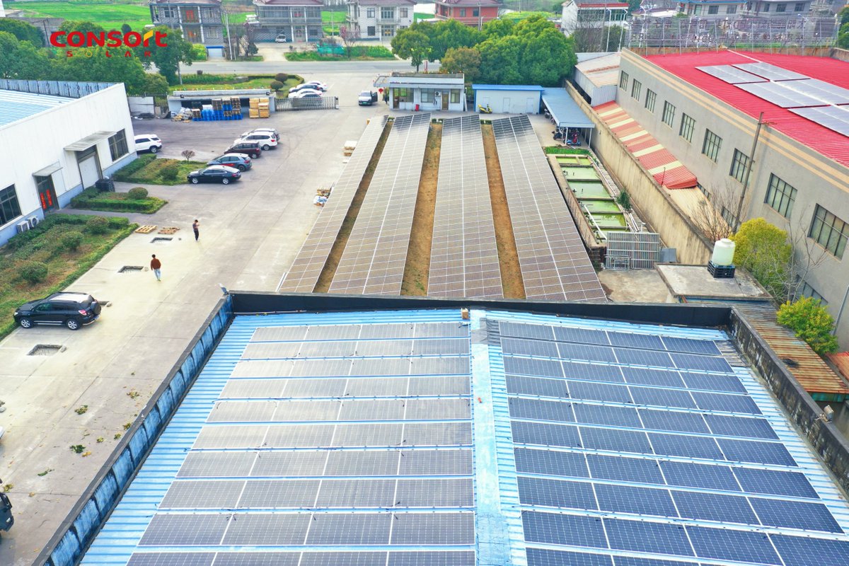CONSORTSOLAR's tweet photo. 💪💪💪The #photovoltaic project of YANGZHOU YI FENG PHOTOELECTRICITY DEVELOPMENT CO., LTD. is in full swing!
A total of 1650 #ConsortSolar CST 550W modules, totaling 907KW, have been installed for this project. https://t.co/7bt546SVdx