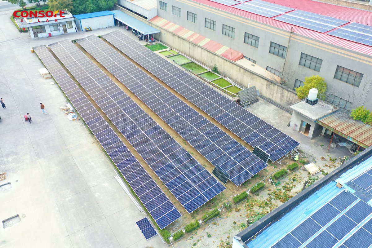 CONSORTSOLAR's tweet photo. 💪💪💪The #photovoltaic project of YANGZHOU YI FENG PHOTOELECTRICITY DEVELOPMENT CO., LTD. is in full swing!
A total of 1650 #ConsortSolar CST 550W modules, totaling 907KW, have been installed for this project. https://t.co/7bt546SVdx