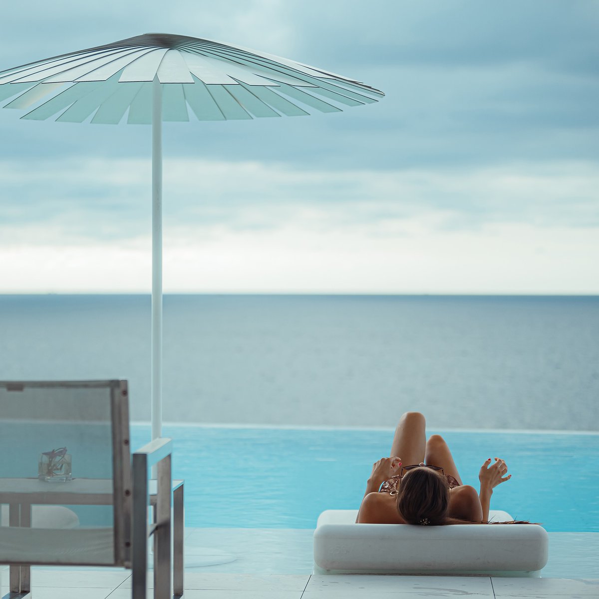 GoHotelsGo's tweet photo. Planning a trip to early start your summer? Phuket is the best place for you! Kata Rocks is a perfect combination of luxury and seclusion. 
Book the "Splash Offer" to enjoy a range of benefits includes breakfast, minibar, 15% off F&amp;B &amp; Spa... 
Action now! https://t.co/UeopMj1kQN https://t.co/v3t0QAvs8S