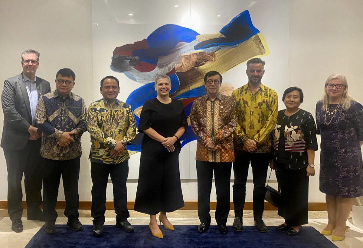 DubesAustralia's tweet image. Senang dpt bertemu Pak Menkumham Laoly &amp;amp; mendengar kunjungan beliau ke 🇦🇺 baru2 ini, termasuk hasil penting forum #BaliProcess bln lalu. Menantikan utk melanjutkan upaya bersama 🇦🇺 &amp;amp; 🇮🇩 utk hentikan perdagangan manusia &amp;amp; dukung wilayah yg aman, terlindungi &amp;amp; sejahtera utk semua.