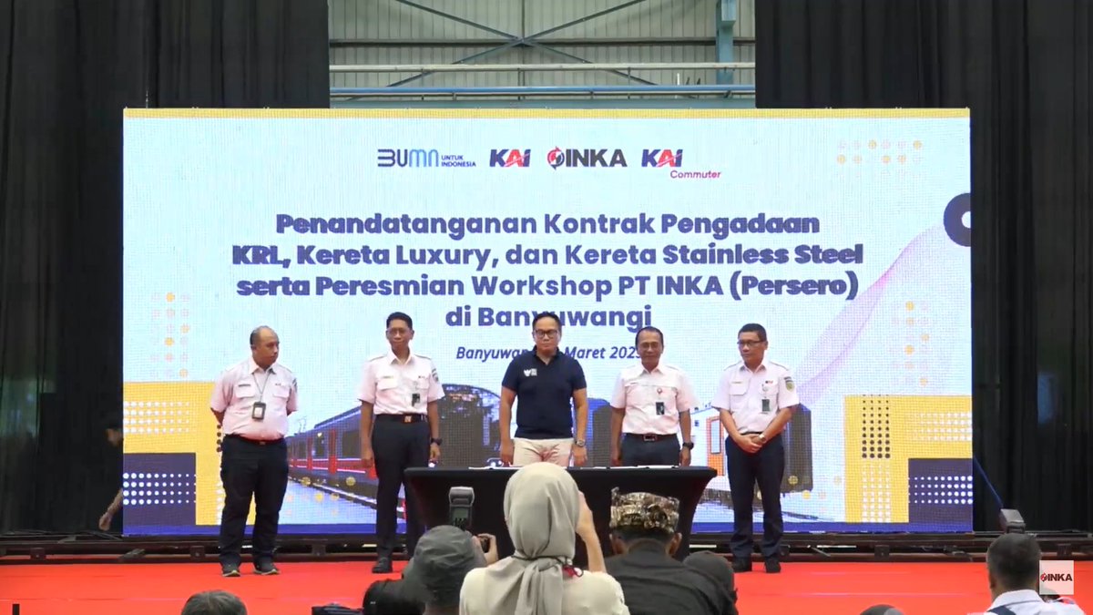 gerbongbagasi's tweet photo. Hari ini (9 Maret 2023) secara resmi KAI &amp; KCI melakukan penandatanganan kontrak pengadaan produksi KRL &amp; kereta penumpang, serta bersamaan peresmian pabrik INKA di Banyuwangi.

KRL : 16 rangkaian (sf12)
Kereta penumpang : 612 unit
Kereta penumpang luxury : 10 unit https://t.co/nQKWulAZnC