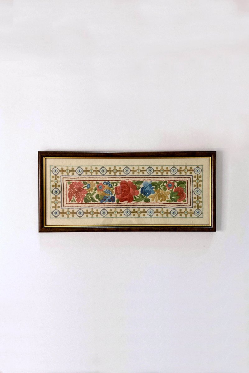 Vintage Hand Crafted Floral Crewel Embroidery Textile Framed Under Glass vintage-keepers.com/product/vintag… #crewelembroidery #vintagetextile #framedembroidery #embroideredpanel #alegriacollection #vkfinds #vintagekeepersshop