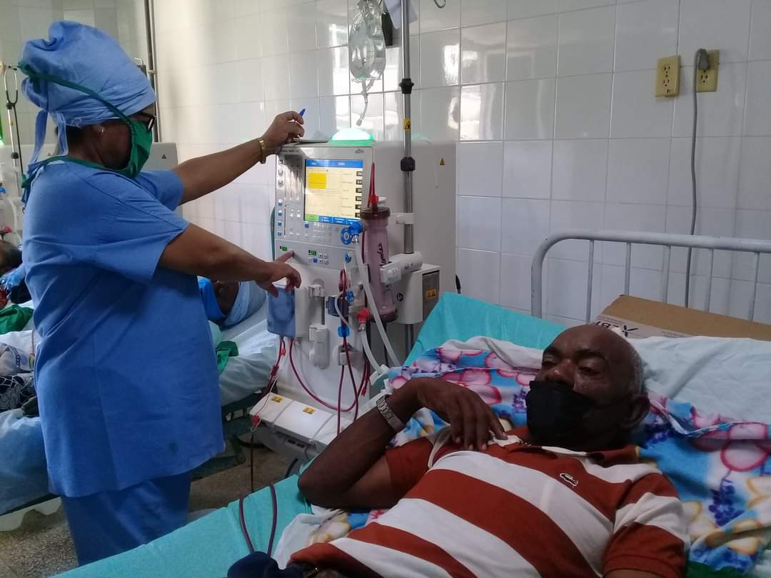 AndresConsejo's tweet photo. Prevenir es mejor que curar, por eso debemos cuidar la salud. En #Manzanillo el servicio de Nefrología del Hospital Celia Sánchez Manduley realiza hemodiálisis a 113 pacientes con IRC, 
Gracias al colectivo #DiaMundialDelRiñon
#CubaEsSalud
#ProvinciaGranma @Drliover @DiazCanelB https://t.co/16SG7mVl0V