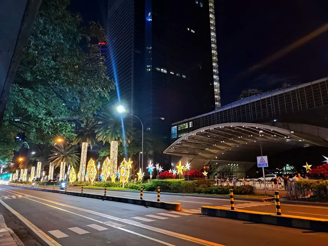 'The canopy façade (that iconic archway in Makati PSE building) fronting Ayala Triangle Gardens .
'WATCH it here 👇👇👇👇👇
youtu.be/VTppVxs07v4

#FestivalOfLights
#ComeHomeToChristmasAtMakati 
#ITAllHappensInMakati
#MakeItHappen
#MakeItMakati