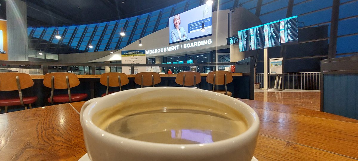 Une journée cafeinée pour ce #jeudiphoto avec une petite vue du bureau matinal  #aeroportnice #ilovemyjob