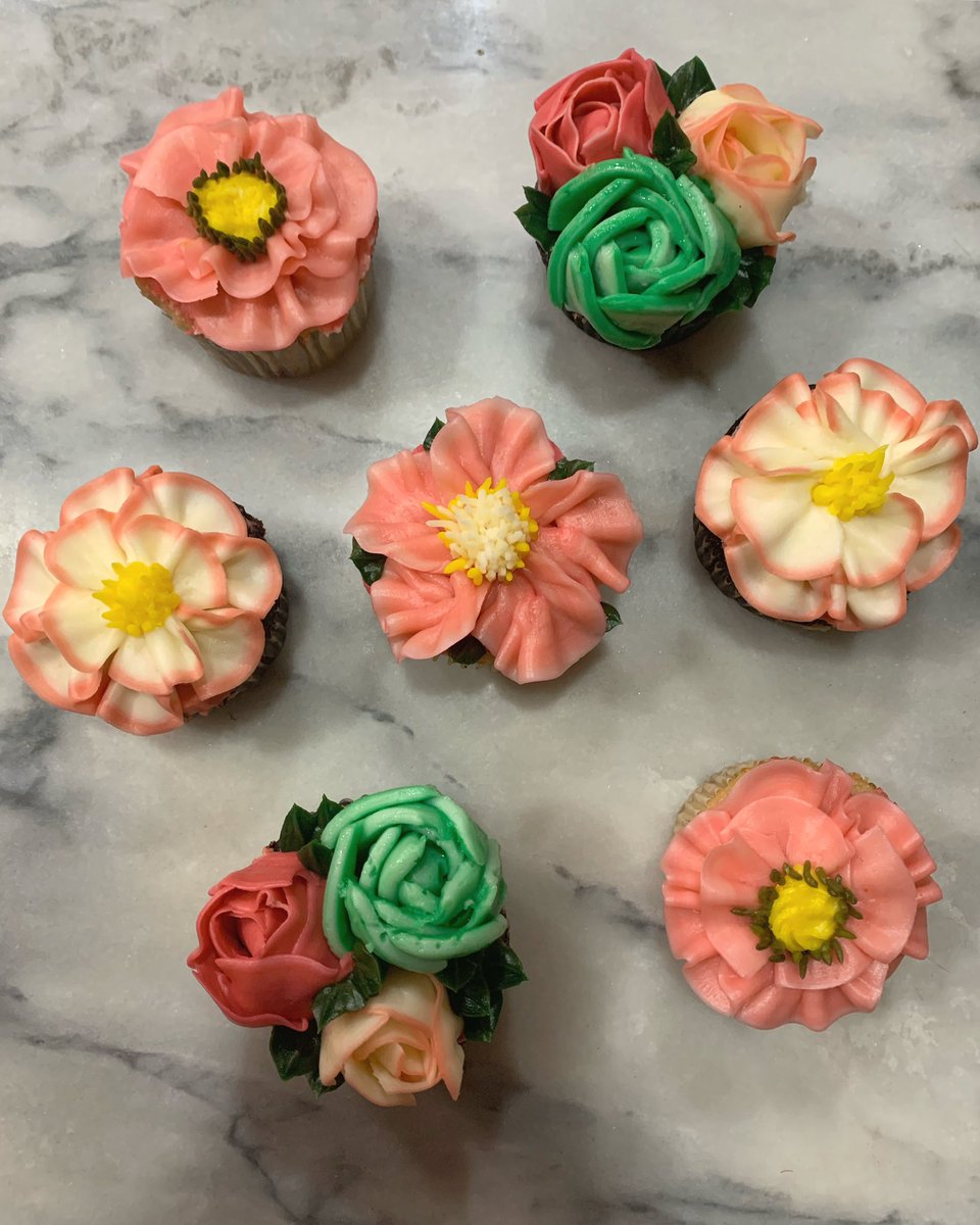 I know I love roses but I’m trying out other flowers and I love how these turned out🥺

There’s some mini succulents, mini peonies and Icelandic poppies 🥰

#ButtercreamFlowers #EdibleFlowers