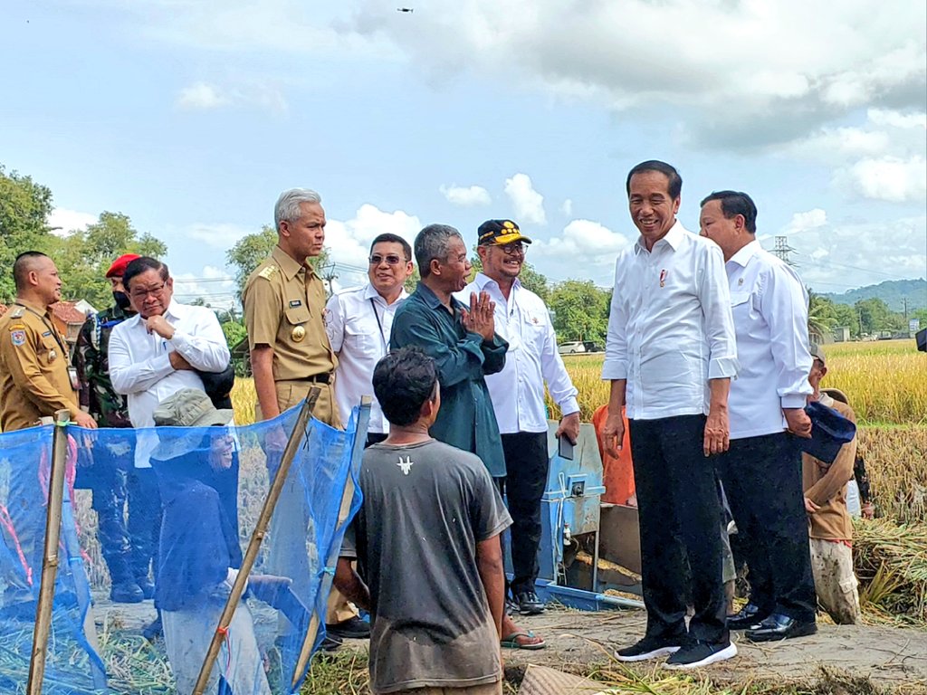 distannakjateng's tweet photo. "Kita semua harapkan harga gabah di petani wajar,harga beras di pedagang wajar,harga beli beras di masyarakat juga wajar." Presiden RI @jokowi dlm kunjungannya di Ds.Lajer,Kec.Ambal, Kebumen(09/03/2023). Hal tsb disampaikan agar petani memperoleh harga GKP yg layak.
#JatengGayeng https://t.co/wdEvWEpUEr