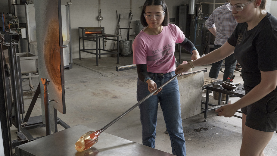 The Maple Glass 3D printer is here!
As a part of 2023 ANU Alumni Week, come and experience the beauty and precision of 3D printing glass using this state-of-the-art technology.
Places are limited. RSVP now
🗓Thu 23 March 2023, 6–8pm
🎟️fal.cn/3wqYb