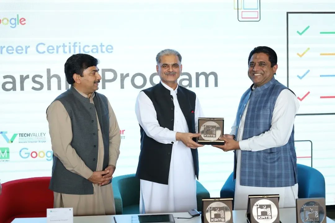 GrowWithGoogle initiative! At the MOU signing ceremony, Secretary HED presented DG DoST, Sajid Hussain Shah with  symbolic shield as token of appreciation. Partnership between KPITB and tech company is major milestone towards creating a digitally literate society.  
#Science4KP