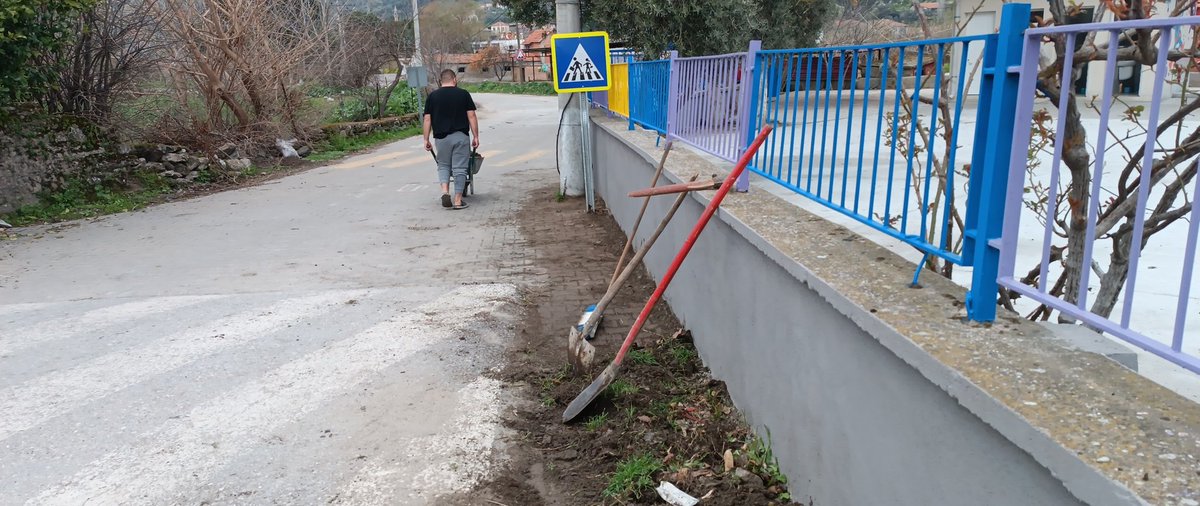 Okulumuzda Bahar temizligi zamanı..Bahçe duvarının ve okulumuzun dış tarafında biriken tüm artıkları öğretmen ve öğrencilerimizle temizledik..<a href="/seyfullah0966/">Seyfullah OKUMUŞ</a> <a href="/sokemem/">Söke İlçe Milli Eğitim Müdürlüğü</a> <a href="/yapiciserafetin/">Şerafettin Yapıcı</a> <a href="/cengizaydin36/">Cengiz Aydın</a> <a href="/Aydin_MEM/">Aydın İl Millî Eğitim Müdürlüğü</a> <a href="/soke/">soke</a>